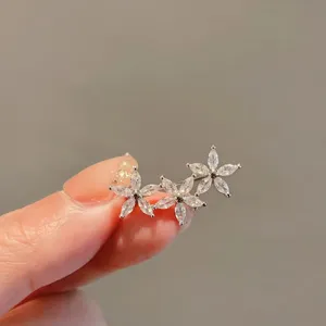 Exquisite crystal flower brooch pin for women, elegant rhinestone clothing accessory