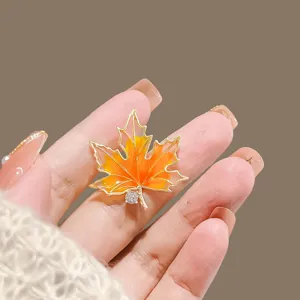 Sangle broche feuille d'érable orange détail vue, design doré élégant pour tenue quotidienne.