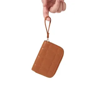 Minimalistisches braunes Akkordeon-Kartenetui mit Wellenstickerei und Handgelenkschlaufe