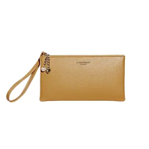 Elegantes Damen-Portemonnaie aus braunem genarbtem Leder mit Handschlaufe und Herzanhänger