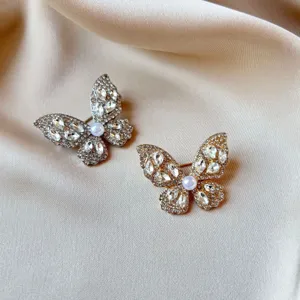 Zinc Alloy Rhinestone Artificial Pearl Butterfly Brooch Elegant Fashion Coat Collar Pin Jewelry Gift For Women