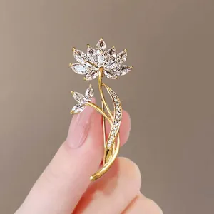 Vintage crystal flower brooch elegant alloy collar pin sparkling rhinestone fashion accessories
