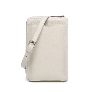 Vue détaillée d'un sac à bandoulière blanc en cuir grainé pour téléphone portable