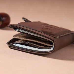 Portefeuille marron compact pour hommes avec plusieurs fentes pour cartes
