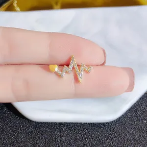 Exquisite gold ECG heart crystal brooch, elegant rhinestone fashion lapel pin for women daily wear.
