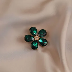 Vintage crystal flower brooch, luxury alloy green gemstone coat sweater pin accessory.