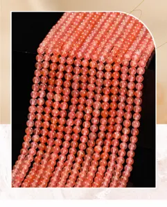 Gros plan détaillé de perles rondes naturelles en agate rouge du sud pour la bijouterie.
