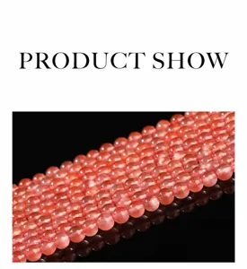 Détail macro de perles rondes en agate rouge cerise naturelle pour les bijoux DIY.