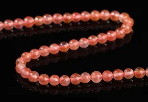 Vue macro de perles d'agate rouge cerise translucides naturelles pour bijoux DIY