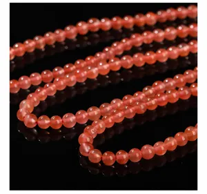 Vue macro détaillée de perles rondes en agate rouge du sud naturelle rouge cerise