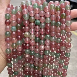 Vista detallada de cuentas redondas de cuarzo fresa rojo y verde para joyería DIY