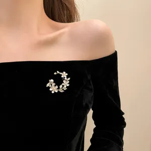 Elegante bloem parel broche voor vrouwen, luxe design accessoire voor jas en mantel.