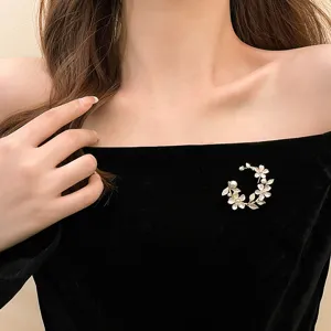 Elegante bloem- en parelbroche voor dames, luxe corsagespeld voor jas en formele kleding.