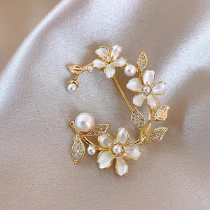 Elegante vergulde bloembroche met parels en kristallen voor dames blazerjas accessoire