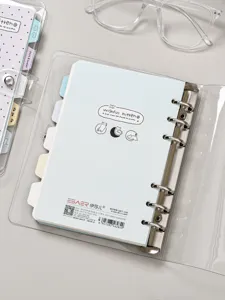 Vue détaillée d'un cahier à feuilles mobiles A5 transparent avec une couverture chat bleu