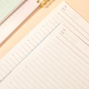 Macro-opname van gelinieerde binnenpagina's met datum en lijnmarkeringen voor A5 boek