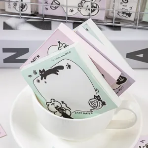 Set di foglietti adesivi strappabili carini con illustrazioni di gatti graziosi.