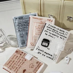 Gedetailleerd overzicht van schattig pluche pluizig notitieboek dagelijks schrijven en notities.
