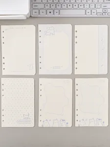 Détail de six recharges de papier A5 à feuilles mobiles avec des illustrations de chats mignons
