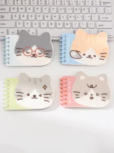 Primer plano de cuadernos de espiral con forma de gato lindo, blocs de notas de bolsillo.