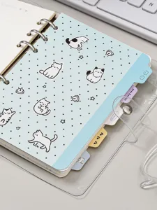 Gros plan d'un classeur A5 avec des intercalaires de chat et une couverture transparente.