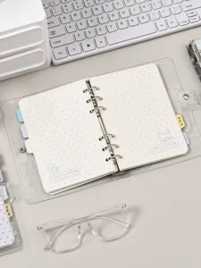 Gros plan d'un carnet A5 à feuilles mobiles avec couverture transparente et dessin de chat