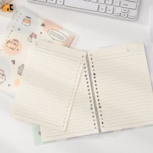 Vue détaillée du carnet à feuilles mobiles avec illustrations d'animaux mignons et lignes.