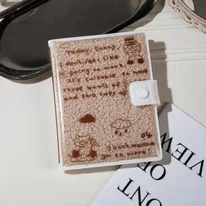 Schattig pluche ringbandnotitieboekje met zachte omslag en berenprint voor dagelijks gebruik.