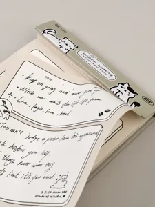 Primo piano dettagliato di taccuino B6 con gatto carino, citazioni scritte a mano e carta fine.
