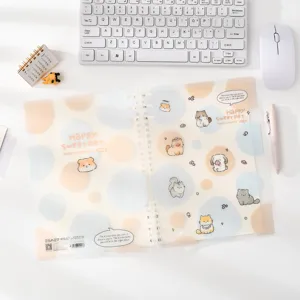 Vue détaillée d'un carnet mignon avec couverture transparente et chats sur le bureau.