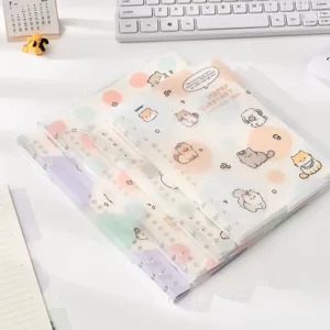 Vue détaillée de cahiers à anneaux B5 mignons avec motifs de chats pastel sur un bureau.