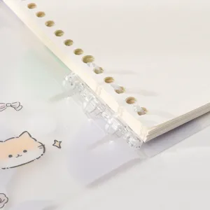 Gros plan détaillé des anneaux de cahier à feuilles mobiles et papier ligné.