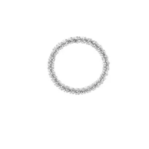 Detailansicht eines schimmernd strukturierten silbernen Kettenrings im minimalistischen Stil