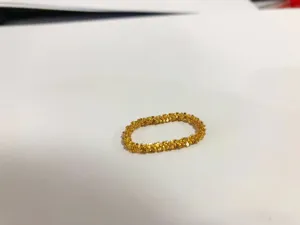 Detailaufnahme der schimmernden, vergoldeten Textur dieses Gliederkettenrings