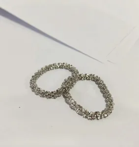 Nahaufnahme eines minimalistischen strukturierten Kettenrings mit glitzerndem Silberfinish