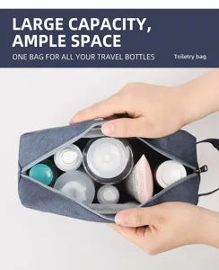 Draufsicht auf blaue Reise-Kulturtasche mit großem Fassungsvermögen für Kosmetik