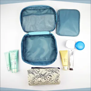Vista dettagliata di una grande borsa cosmetica da viaggio impermeabile con tasche in rete.