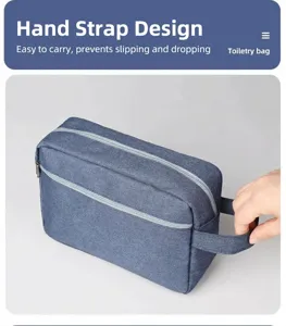 Detailansicht des praktischen Seitengriffs einer blauen wasserdichten Reise-Kulturtasche