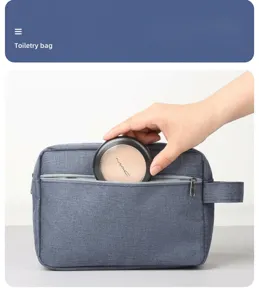 Detailansicht der vorderen Reißverschlusstasche der blauen Kosmetiktasche mit Puder