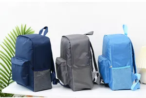 Detailansicht des großen, wasserdichten Studentenrucksacks mit Seitentaschen in vielen Farben.