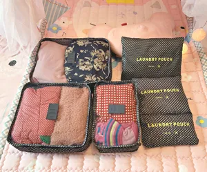 Vista detallada de bolsas de almacenamiento de viaje en ropa de cama con tela oxford.