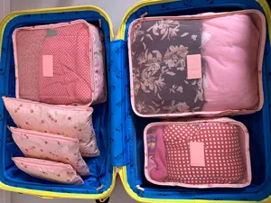 Set de 6 organizadores de equipaje de viaje, bolsas rosa con cerezas y cuadros.
