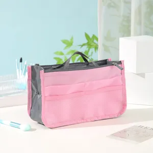 Multifunktionale Kosmetiktasche mit vielen Fächern und praktischen Griffen für Ordnung.