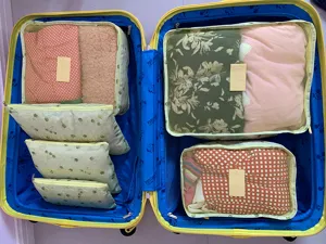 Vista detallada de cubos de viaje, bolsas organizadoras de malla para maletas y equipaje.