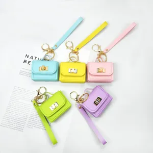 Detailansicht bunter Mini-Taschen-Schlüsselanhänger mit goldfarbenen Details und Schlaufen
