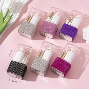 Vista detallada de las dimensiones del estuche de brochas de maquillaje con brillo.