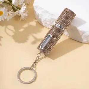 Primo piano dell'atomizzatore di profumo da 5 ml con strass color champagne