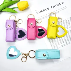Bunter Lippenstift-Etui-Schlüsselanhänger aus Kunstleder mit herzförmigem Spiegel