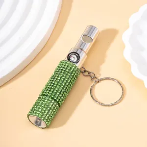 Detail eines 3-in-1-Pfeife Kompass Taschenlampe Schlüsselanhängers mit grünen Steinen