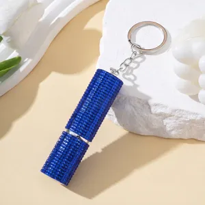 Detalle macro de un atomizador de perfume de 5 ml con diamantes de imitación azules